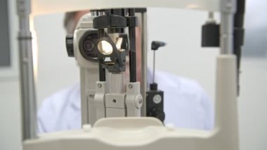 Gözlükçü iş başında. Üst düzey Çinli gözlükçü portre göz görme ölçüm makine işletim. Gerçek gözlükçü hastane odasında. Tıp kavramı.