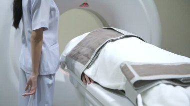 Hastayı MRI makinesi. Çin komuta sizde. Makinenin içine gitmek yatakta döşeme hastanede. 