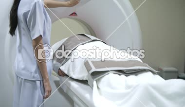 Hastayı MRI makinesi. Çin komuta sizde. Makinenin içine gitmek yatakta döşeme hastanede.