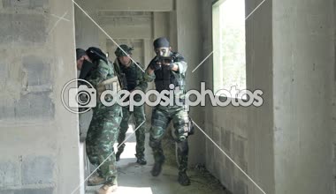 Asyalı askerler terk edilmiş binada eğitim görüyor.