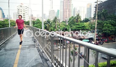 Sokak dansı. Genç Caddesi üzerinde deli gibi kentsel şehirde dans adam beyaz. Çılgın dans kavramı.