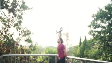 Runner spor akıllı saatine bakıyor. Onun fitness performansını gerçek zamanlı kontrol etmek için. Beyaz kırmızı gömlekli erkek. 