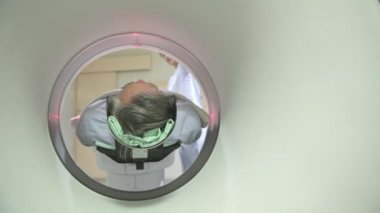 Tomografi için MRI makinesi hastada. Komuta sizde kapağı için xray beyin MRI makinesi battaniye gitmekten. Çinli kadın teknisyeni ile çalışma. Önceden tıp kavramı.