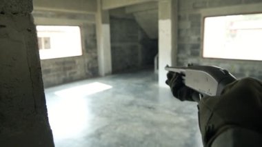 Asyalı askerler terk edilmiş binada eğitim görüyor.