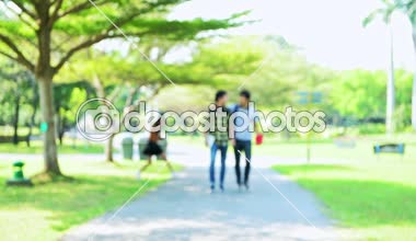 Parkta öğrenciler. Birlikte çalışın. Çinli erkek ve kadın gençler birlikte bir kitap tutarak yürüyüş.