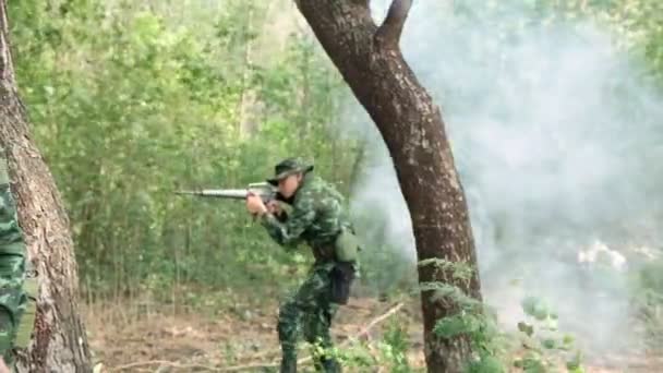 Soldados Asiáticos Entrenando Bosque — Vídeos de Stock