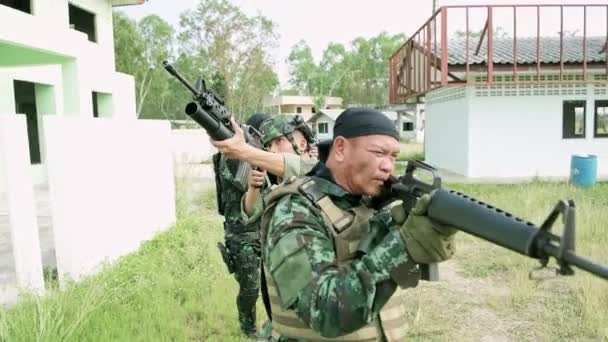 Soldados Uniforme Entrenamiento Con Rifles — Vídeos de Stock