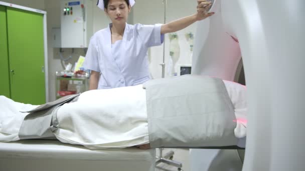 Mri 装置の患者 中国の年配の男性 マシンに行くベッドに敷設の病院で — ストック動画
