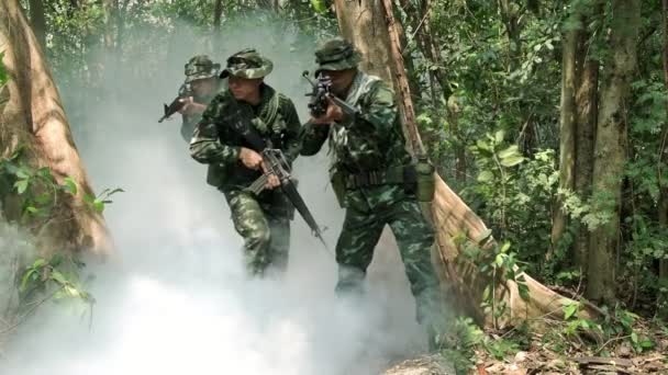 Azjatyccy Żołnierze Trenują Lesie — Wideo stockowe