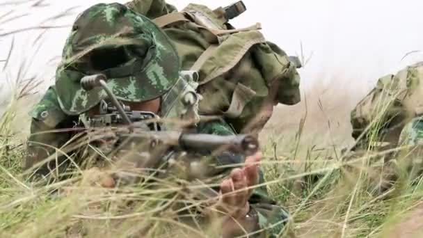 Soldat Tarnuniform Mit Waffe Gras Liegend — Stockvideo