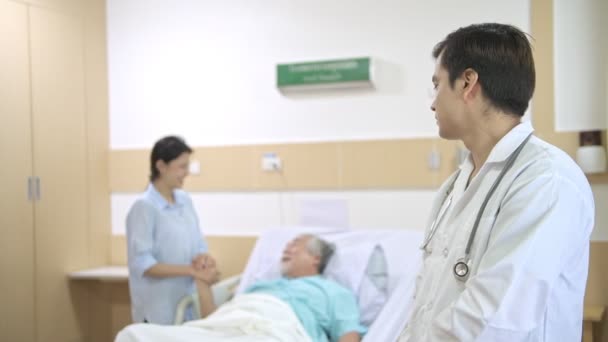 Doctor Sonriendo Retrato Después Tratamiento Exitoso Médico Blanco Masculino Sonríe — Vídeos de Stock