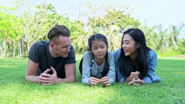 Familie Park Ontspannen Jonge Familie Tot Vaststelling Van Het Gras — Stockvideo