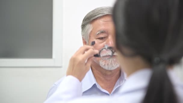 Optyk Pacjentem Młody Chiński Optyk Jej Starszy Człowiek Asian Pacjenta — Wideo stockowe