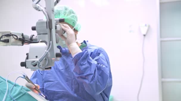 Cirugía Ocular Trabajo Joven Doctor Blanco Operando Equipo Cirugía Ocular — Vídeo de stock