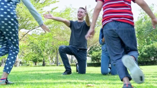 Aile Parkta Birbirlerini Kucaklıyor Beyaz Adam Çinli Kadın Çocukları Ile — Stok video