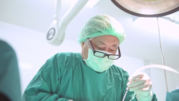 Cirujano Trabajando Cirujano Chino Sénior Con Equipo Multiético Realizando Cirugía — Vídeos de Stock