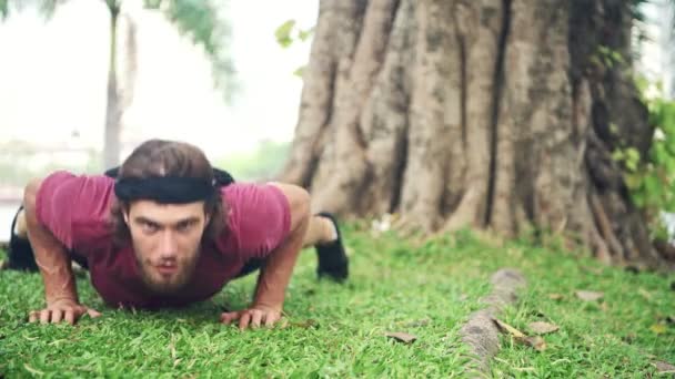 Pelari Pemanasan Untuk Berlari Pria Kulit Putih Melakukan Push Taman — Stok Video