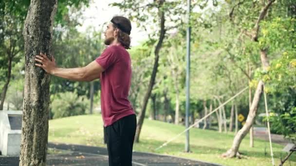 Corredor Calentándose Para Una Carrera Hombre Blanco Estirándose Parque Listo — Vídeo de stock