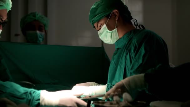 Chirurg Pracy Młody Chirurg Kaukaska Drużyną Etyki Multi Wykonywanie Operacji — Wideo stockowe