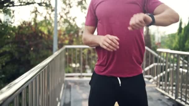 Löpare Titta Hans Sport Smart Klocka Att Kontrollera Sin Fitness — Stockvideo