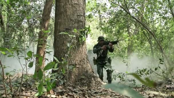 Soldados Asiáticos Entrenando Bosque — Vídeo de stock