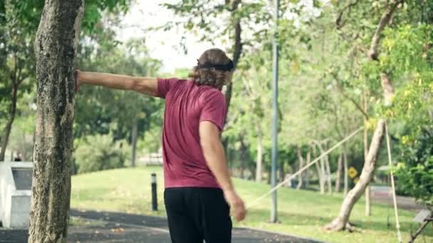 Corredor Calentándose Para Una Carrera Hombre Blanco Estirándose Parque Listo — Vídeos de Stock