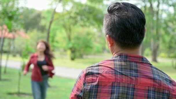 公園のロマンチックなカップルは 中国アジア男と公園リラックスしてお互いを愛する女 — ストック動画