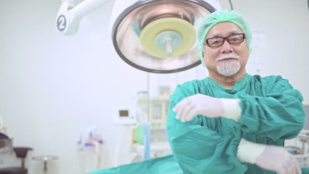 Cirujano Retrato Trabajo Cirujano Chino Mayor Sonriendo Quirófano Sala Quirófano — Vídeo de stock