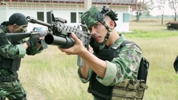 Soldados Uniforme Entrenamiento Con Rifles — Vídeos de Stock