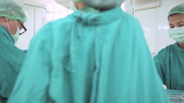 Chirurgo Lavoro Chirurgo Cinese Anziano Con Sua Squadra Multietica Che — Video Stock