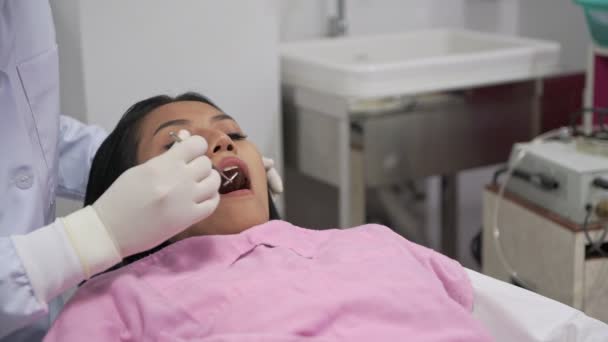 Sonríe Paciente Dental Joven Hermosa Mujer Cuidado Oral Paciente Sonriendo — Vídeos de Stock