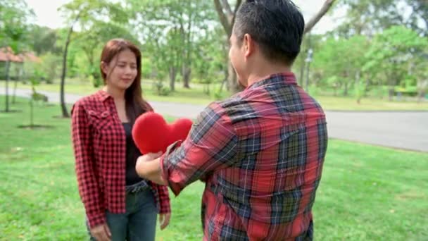 Romantische Koppel Park Chinese Aziatische Man Vrouw Park Ontspannen Liefdevolle — Stockvideo