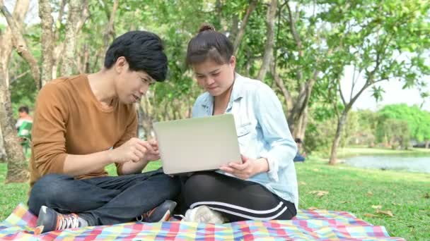 Estudantes Estudam Parque Asiático Homem Mulher Sentados Juntos Parque Usando — Vídeo de Stock