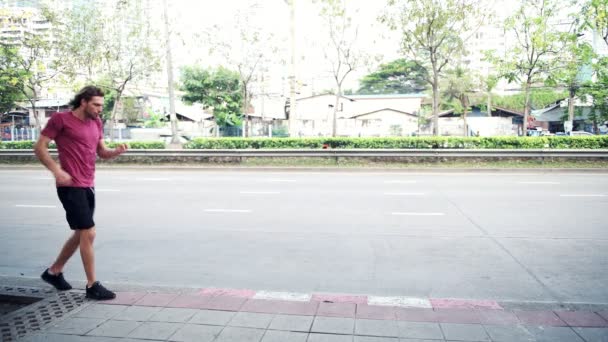 Baile Callejero Joven Hombre Blanco Bailando Calle Como Loco Ciudad — Vídeo de stock