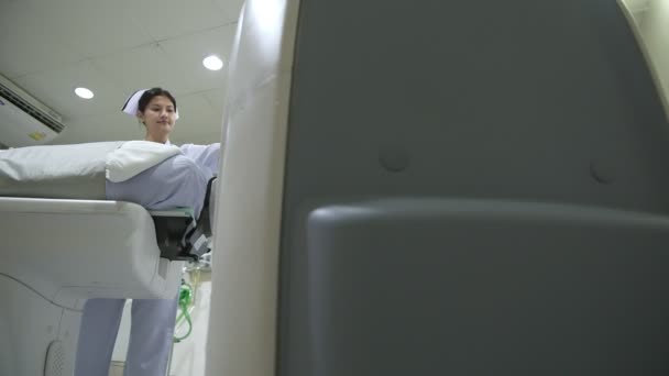 Mri 装置の患者 中国の年配の男性 マシンに行くベッドに敷設の病院で — ストック動画