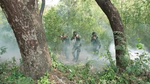 在森林中训练的亚洲士兵 — 图库视频影像