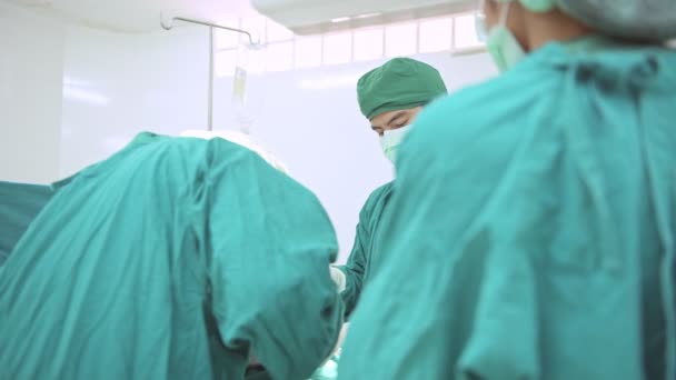 Cirujano Trabajando Cirujano Chino Sénior Con Equipo Multiético Realizando Cirugía — Vídeos de Stock