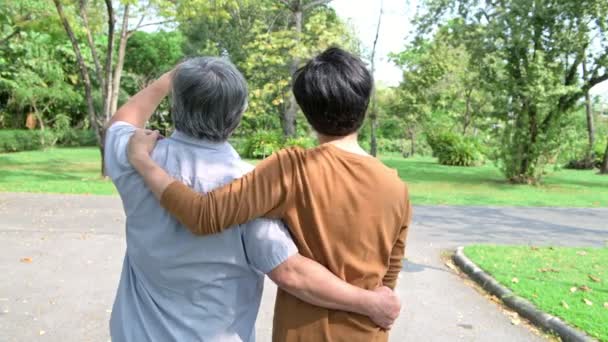 Père Fils Dans Parc Portrait Père Chinois Retraite Avec Son — Video