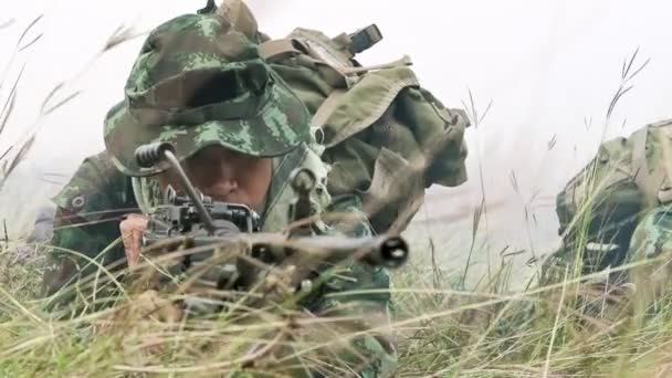 Soldado Uniforme Camuflaje Con Arma Suelo — Vídeo de stock