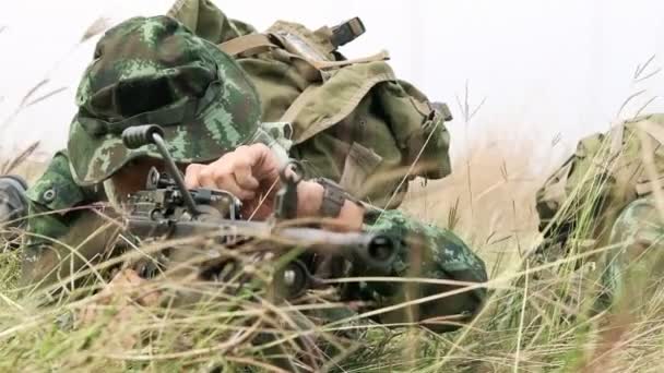 Soldats Militaires Entraînant Sur Terrain — Video