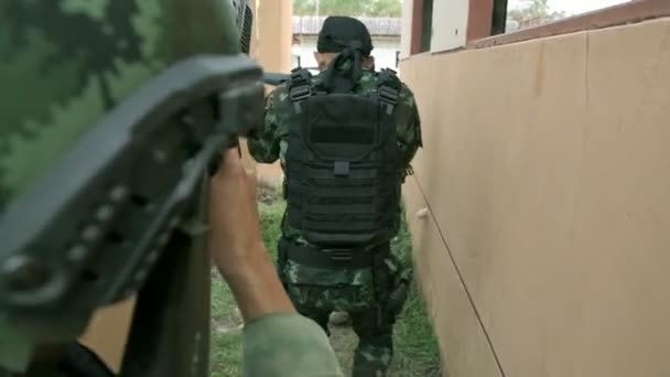 Asyalı Askerler Terk Edilmiş Binanın Yakınında Eğitim Görüyor — Stok video