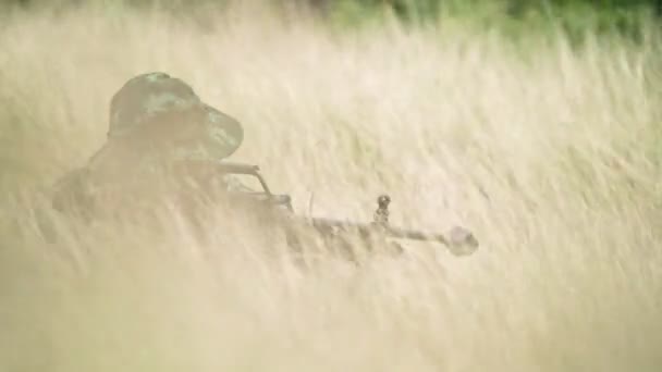 Sahada Tüfekli Askerler — Stok video