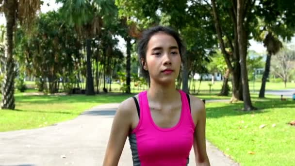 Parkta Koşan Kadın Kamera Önünde Parkta Çalışan Genç Çinli Kadın — Stok video