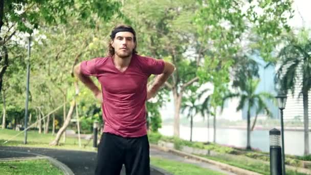 Běžec Zahřívá Běh Bílý Muž Táhnoucí Parku Připraveny Pro Jeho — Stock video