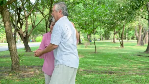 Casal Finalistas Dançar Parque Velho Asiático Homem Mulher Dançando Juntos — Vídeo de Stock