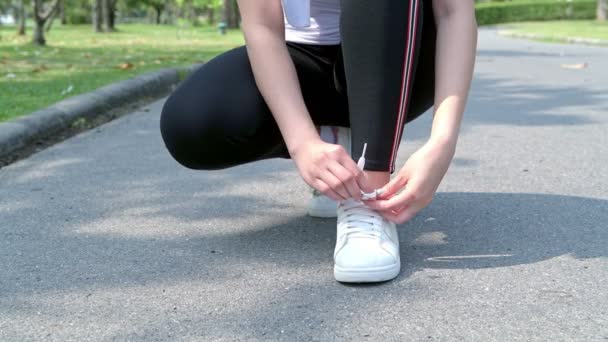 Mujer Prepara Para Correr Parque Atándose Los Cordones Los Zapatos — Vídeos de Stock