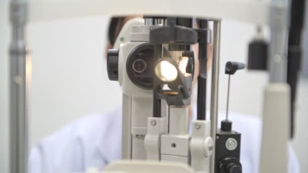 患者と眼鏡 眼鏡の部屋で彼のアジアの女性患者の上級中国眼鏡は 彼女の目を確認します 病院のリアル眼鏡室 医療コンセプト — ストック動画