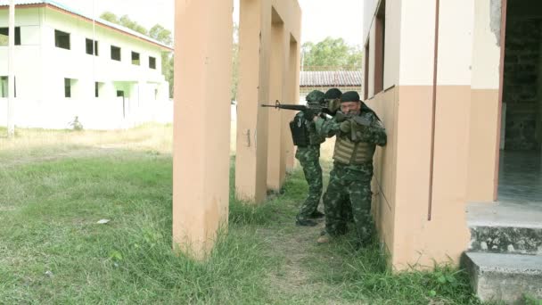 Asyalı Askerler Terk Edilmiş Binanın Yakınında Eğitim Görüyor — Stok video