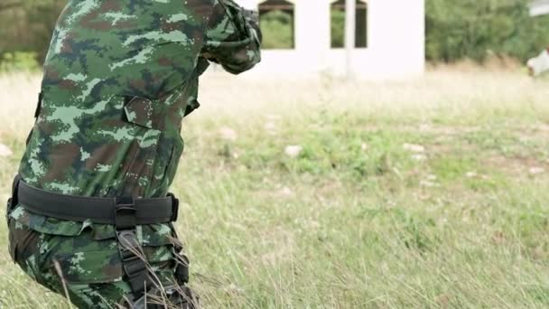 Soldat Uniform Trainiert Mit Waffe — Stockvideo
