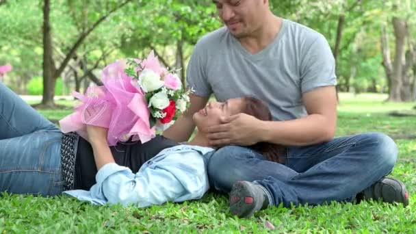 Romantyczna Para Parku Chiński Asian Mężczyzna Kobieta Park Relaks Miłości — Wideo stockowe